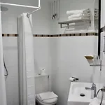Des Pyrénées Hotel *