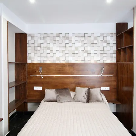 Des Pyrenees Hotel *