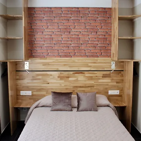 比利牛斯酒店 *