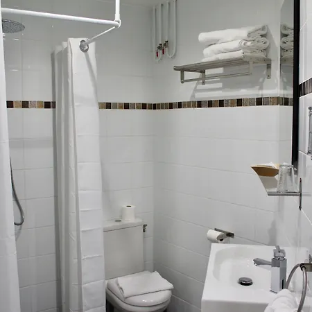 Des Pyrenees Hotell *