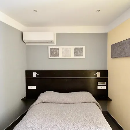 Отель Des Pyrenees Париж