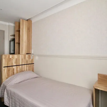 Des Pyrenees Hotell *