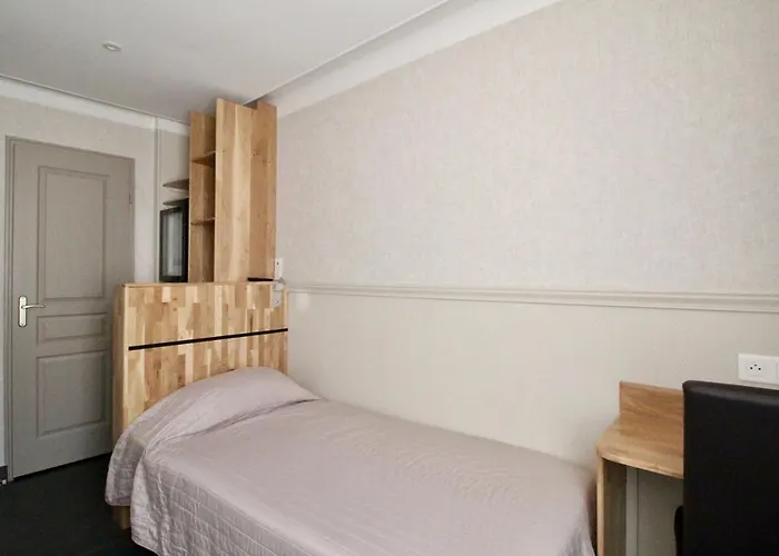 Des Pyrenees Hotel *