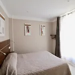 Des Pyrenees Hotel *