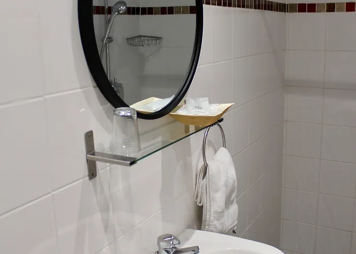 比利牛斯酒店 *